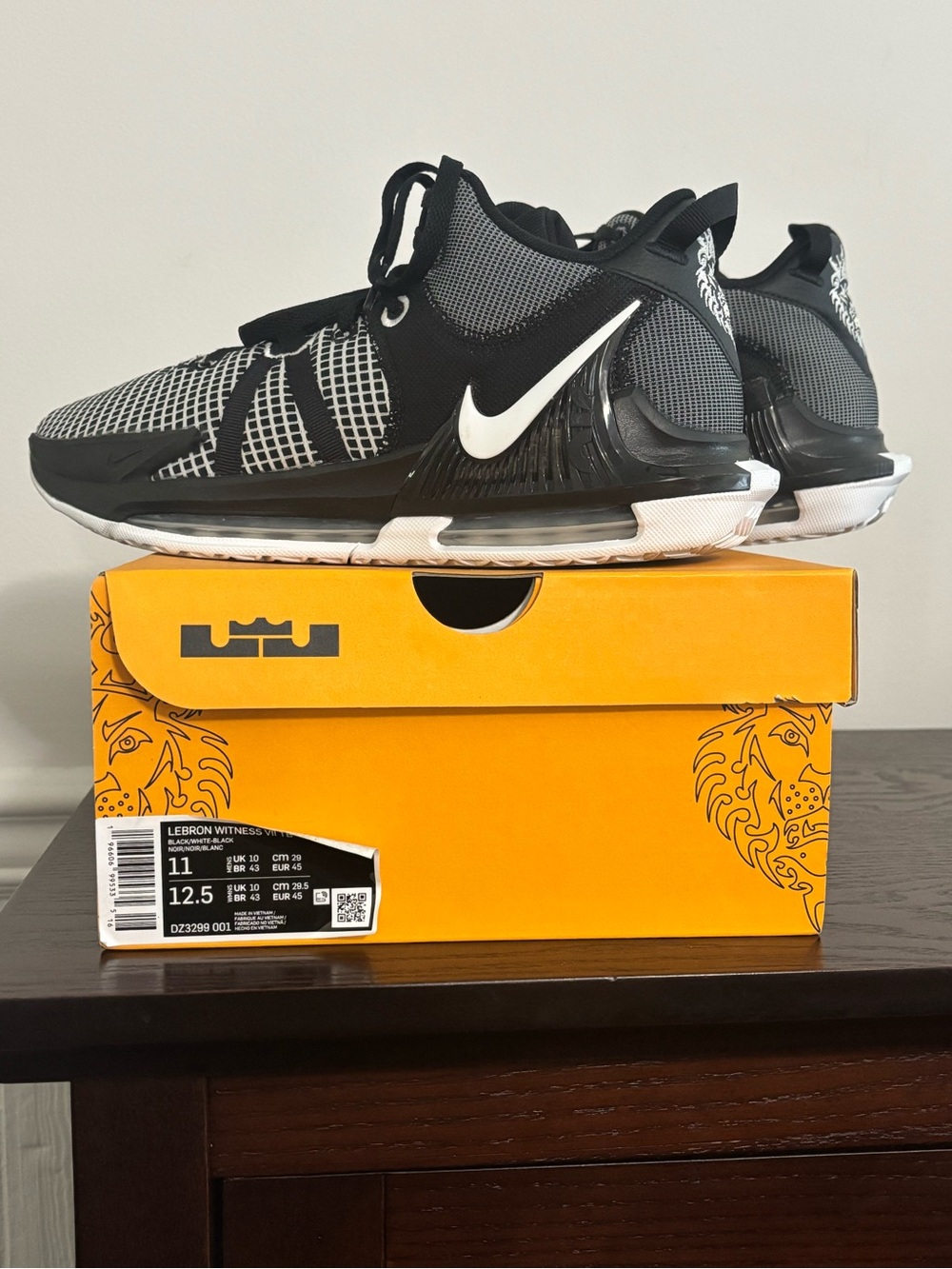 Nike Men’s LeBron Witness 7 Sneakers - Black/White